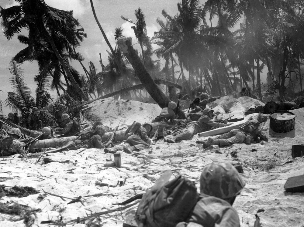 Trong  chiến sự khốc liệt  ở Thái Bình Dương, trận Okinawa diễn ra trong 82 ngày đêm (từ 1/4/1945 - 22/6/1945) đã khiến khoảng 100.000 binh sĩ Nhật Bản và 12.510 lính Mỹ tử trận. Khoảng 42.000 - 150.000 dân thường Okinawa thiệt mạng vì trận đánh đẫm máu nhất mặt trận Thái Bình Dương. Trong ảnh là thủy quân lục chiến Mỹ từng bước đẩy lùi quân đội Nhật Bản tại đảo san hô Tarawa, thuộc Quần đảo Gilbert cuối tháng 11/1943.